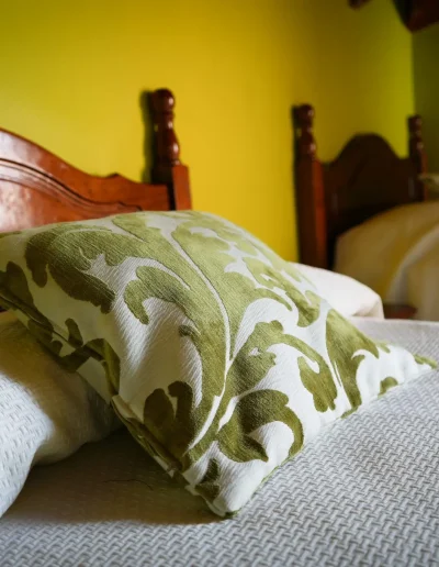 Cama con cojín con diseño bonito