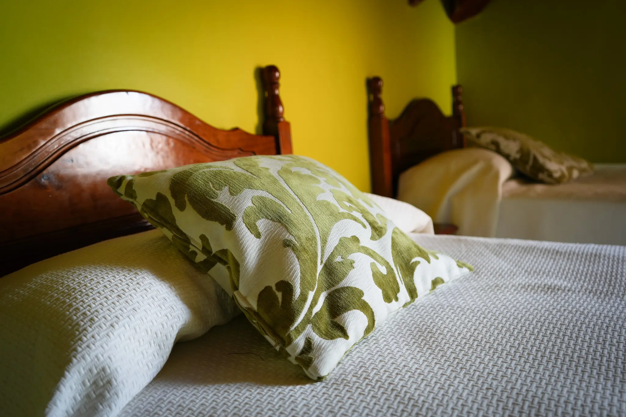 Cama con cojín con diseño bonito 