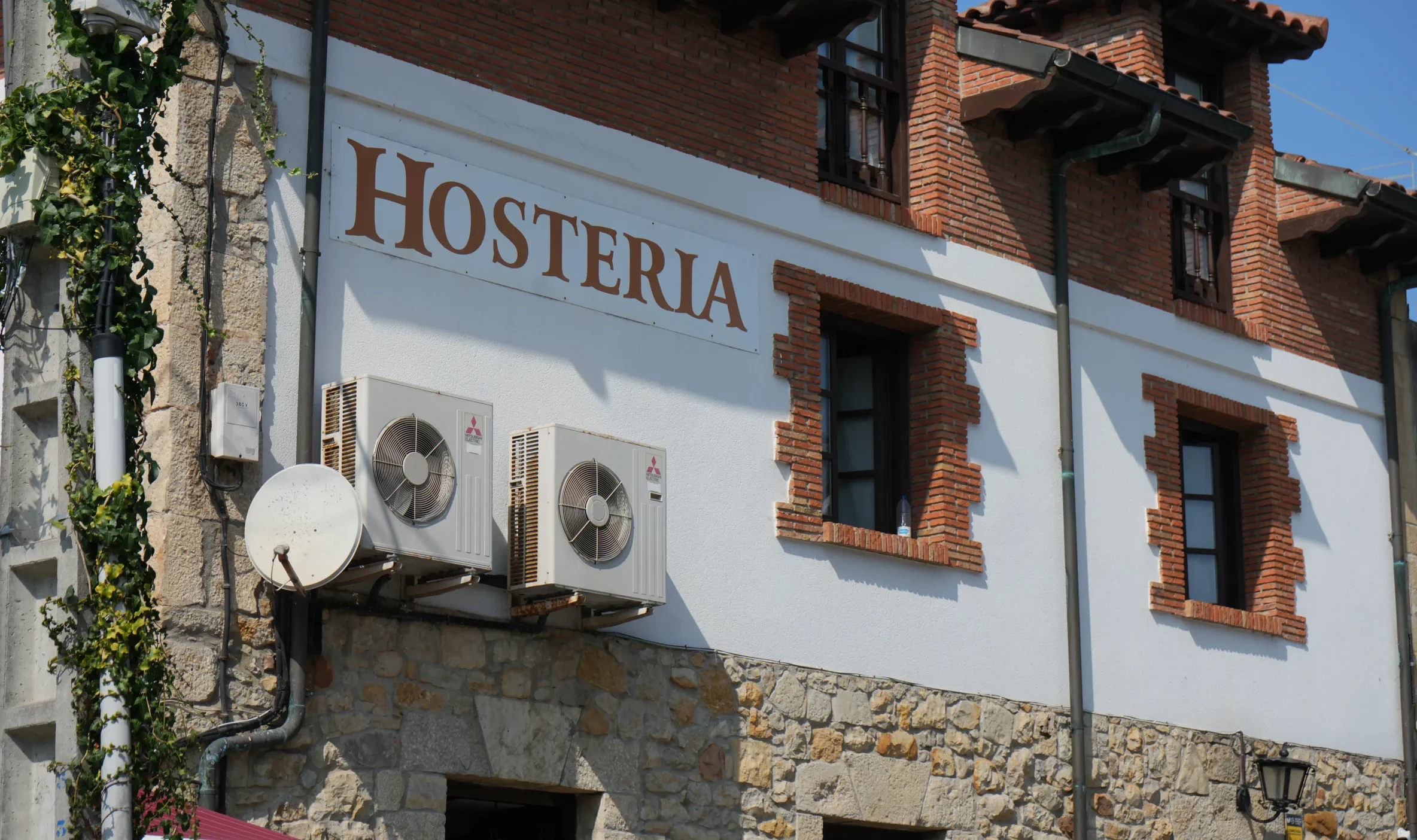 Fachada de Hosteria de Boo en Cantabria