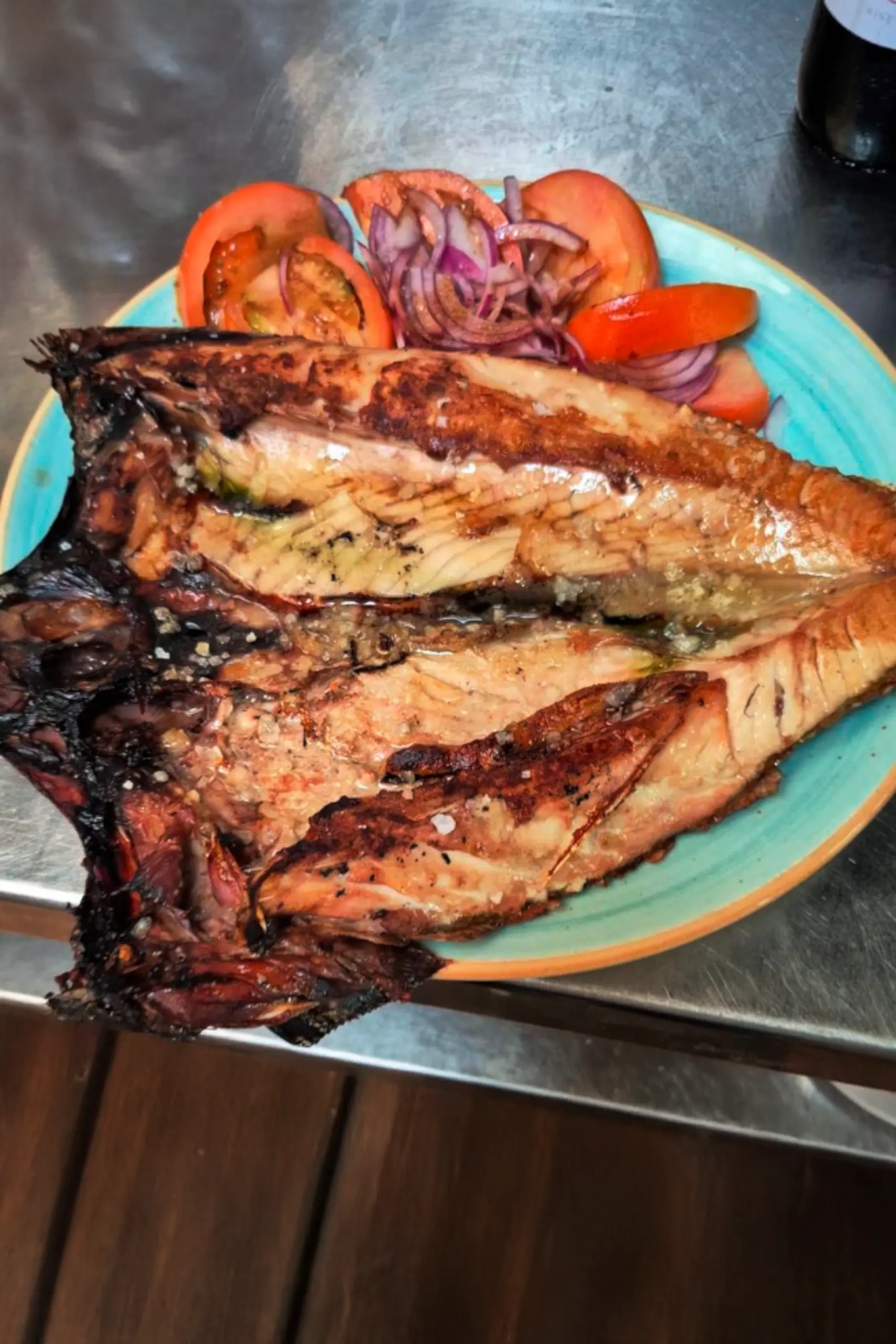 Lubina fresca al horno en restaurante en Cantabria con comida casera