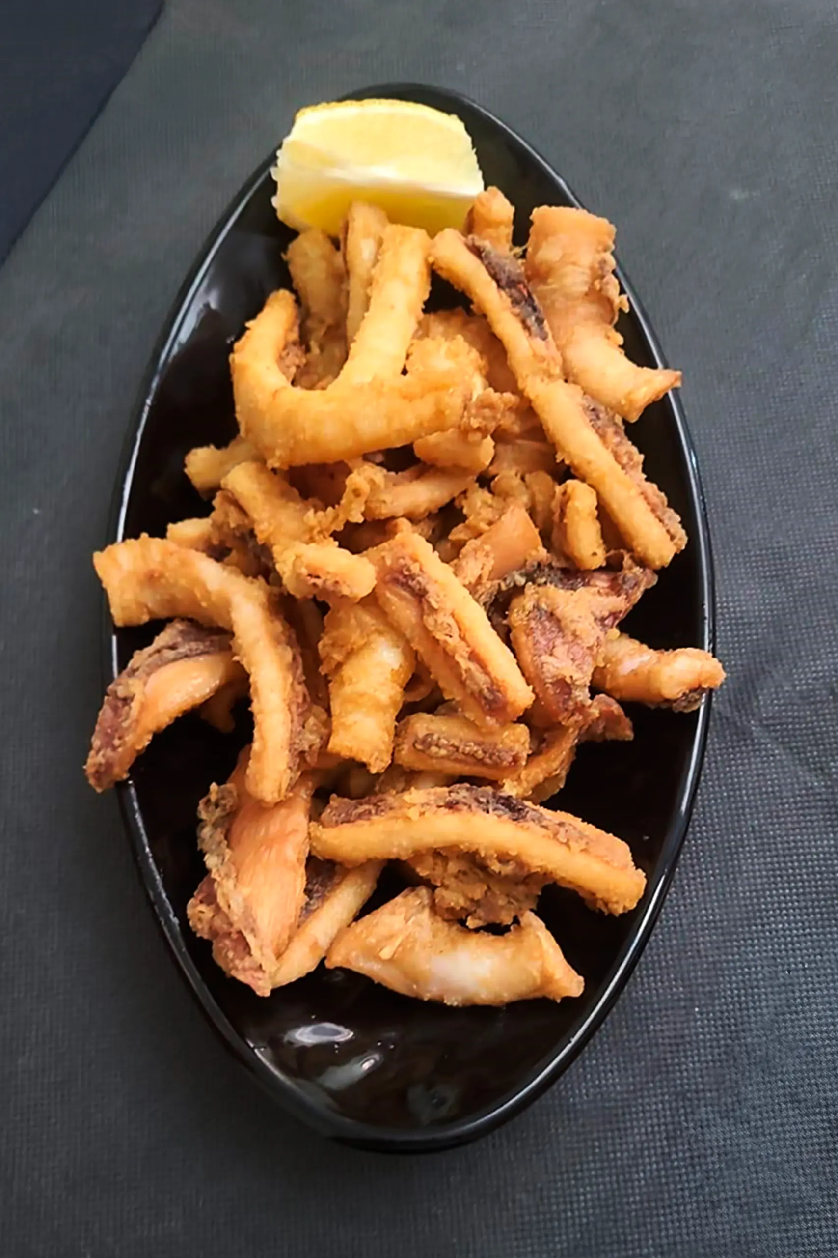 Rabas caseras servidas en restaurante en Cantabria – Hostería de Boo